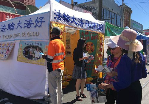 '图3、越南社区新年节庆,法轮功学员的展位吸引民众驻足了解真相。'