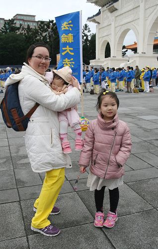 '图1:科技公司业务管理师王艺臻与二个女儿合影,她修炼后对未来充满希望'
