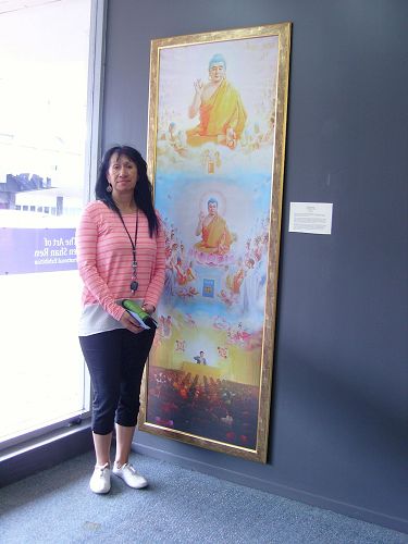 '图3:Tuhakawaina女士喜欢所有的画作,了解真相后要学炼法轮功。'