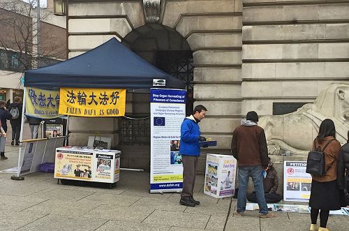 '图:二零一七年一月二十一日,在诺丁汉老市集广场上,法轮功学员设立真相展位传递真相。'