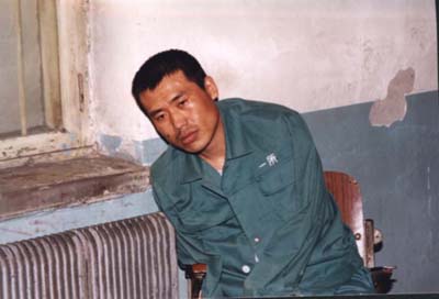 '备受摧残的刘成军显然已无力保持正常坐姿(明慧网图片)'