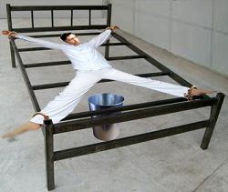 '酷刑示意图:死人床(抻成大字形铐起)'