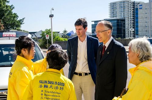 '图1:西澳南河区(Southern River)议员彼得?阿贝茨(Peter Abetz)来到州议会大厦前支持“汽车之旅”活动。'