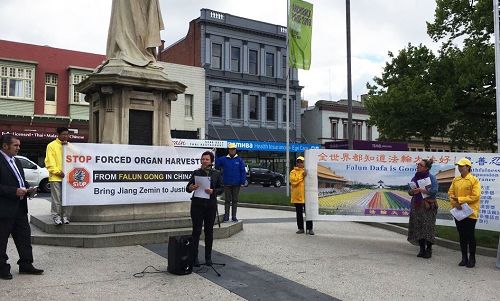 '图3:Ballarat副市长寇茨(Belinda Coates)女士在当地“汽车之旅”的新闻发布会上发言表示支持'