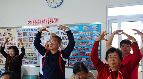 '图1:义义县大崎村的里民认真的学炼法轮功功法'