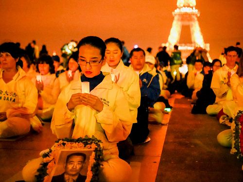 '图1~4:二零一七年九月三十日晚,三百多欧洲法轮功学员在法国巴黎埃菲尔铁塔前的人权广场举办烛光守夜。'