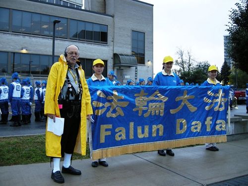 '图5:主办方负责人之一Vic Bovingdon先生和法轮功学员合影'