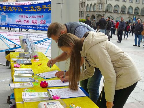 '图4~5:了解了真相的人们纷纷签名,谴责中共迫害法轮功。'
