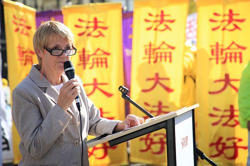 '图1:奥斯塔丽女士在集会上发表题为“支持中国法轮功学员”的演说。'