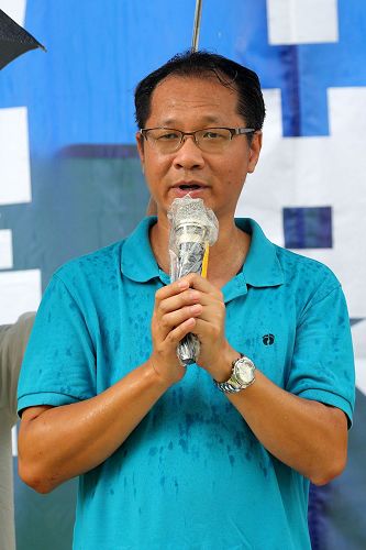 '图3:支联会副主席蔡耀昌表示钦佩法轮功坚持不懈和平反迫害的精神。'