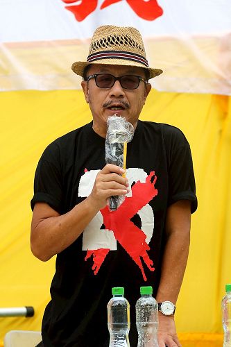'图4:保卫香港自由联盟发言人韩连山谴责中共罪行。'