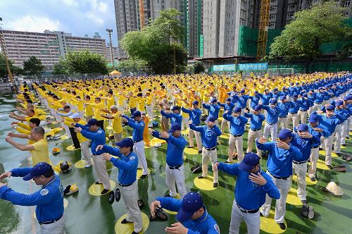 '图7~8:法轮功学员于活动前的大清早,在长沙湾游乐场集体炼功'