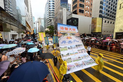 '图9~13:法轮功学员的游行队伍向民众传递美好的福音,吸引市民及游客驻足聚焦并拍照。'