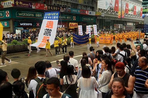'图14~17:游行队伍向民众传达真相。'