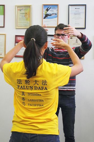 '图4:法轮功学员在教功'