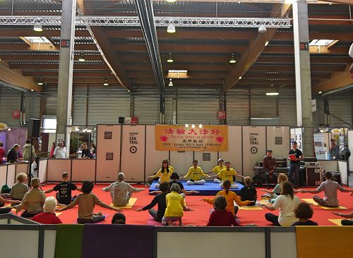图1~3:在二零一七年的巴黎瑜伽展示会开幕式上,法轮功学员介绍、演示、教炼法轮功功法。