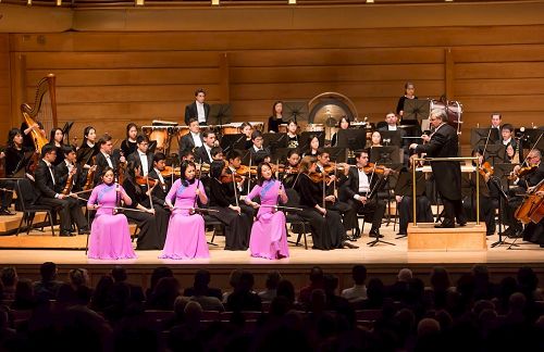 '图4:神韵交响乐团二胡演奏家戚晓春、孙璐与王真在演奏二胡三重奏。'
