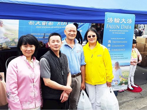 '图7:当地“方老大烧腊店”的方老板(左二)和店员送来十几盒免费午餐支持法轮功学员'