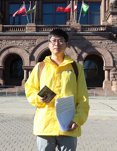 '图3:青年大法弟子灵曦参与征签活动'