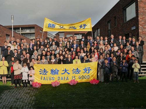 '荷兰荷比卢法轮大法心得交流会与会学员合影'