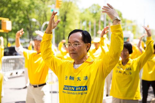 '图1:二零一六年五月十二日,陈国峰在纽约参加集体炼功'