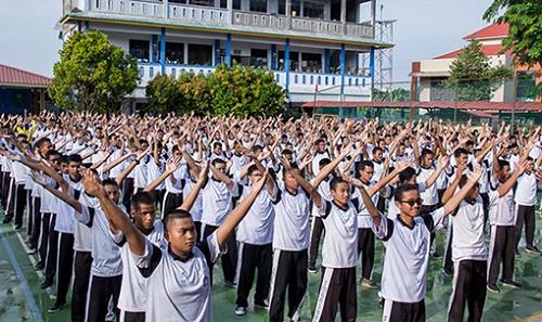 '图1~7:七百多名印尼国立巴淡岛高中学生及教师集体学炼法轮功'