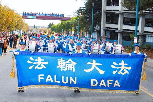 '图7:法轮功学员参加老兵节游行受欢迎'