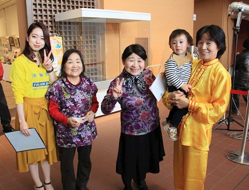 '图2:学炼功法的市民感慨道:“这功法炼后很舒服,真不错。”'