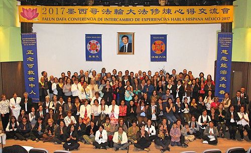 '图6:法会结束后,全体与会学员合影向慈悲伟大的师父合十,齐声说:“法轮大法好!”。'
