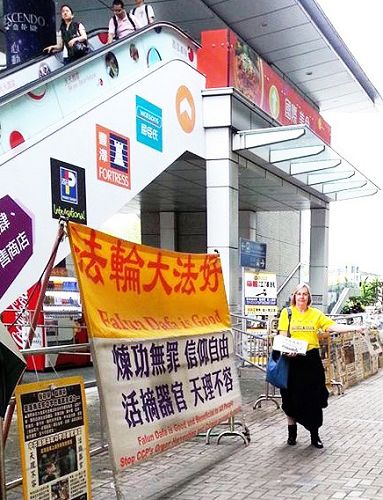 图3:今年四月二十五日,丹迪斯去香港参加讲真相活动