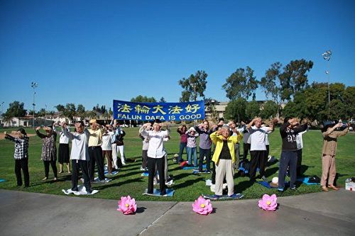 '图2:二零一七年十一月十八日上午,法轮功学员先在蒙特利公园市(Monterey Park)巴恩斯公园(Barnes Park)集体炼功。'