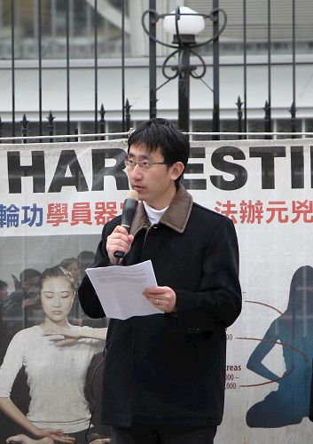 '图3:多伦多法轮功学员李喆呼吁释放在大陆受迫害的父亲李晓波。'
