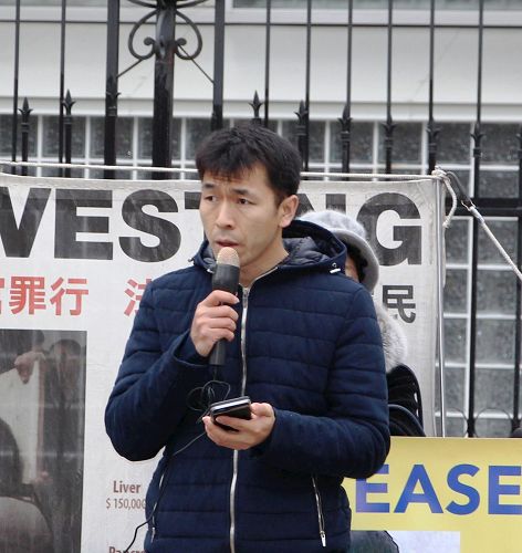 '图4:多伦多法轮功学员范文拓呼吁释放在大陆受迫害的母亲骆艳杰。'