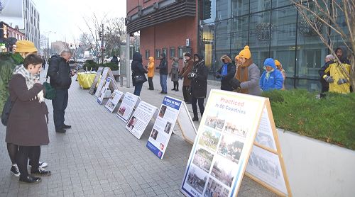 图1-3:波兰法轮功学员展示法轮功的五套功法