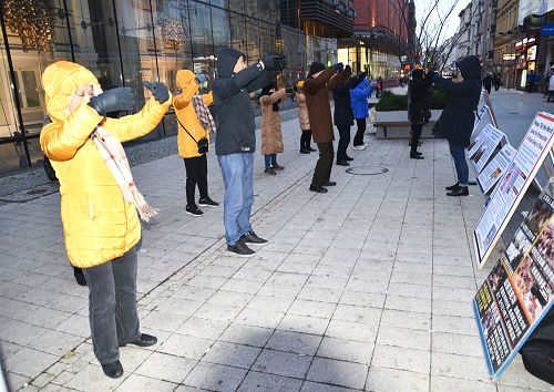 图11:法轮功学员决定推迟返程时间,陪伴Polański夫妇再练一遍法轮功