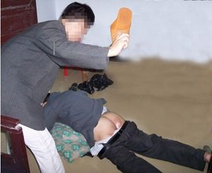 '酷刑演示:用鞋底打烂臀部'