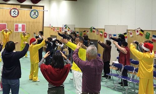 '图1~4:功法展示中,在场观众与学员一同炼功'