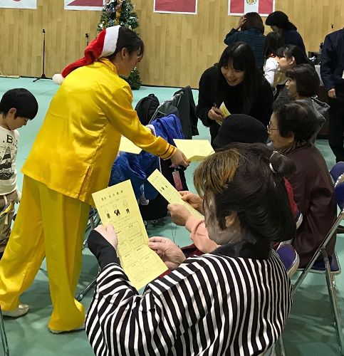 '图5~6:学员给观众发送纸折小莲花和法轮功介绍资料'