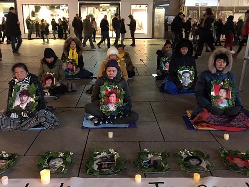图1-2:二零一七年十二月九日,法兰克福的法轮功学员举办烛光守夜,悼念在中国被中共迫害致死的法轮功学员。