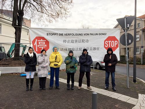 图3:德国学员Egbert(右一)和其他法轮功学员在中领馆前和平抗议中共对法轮功的迫害