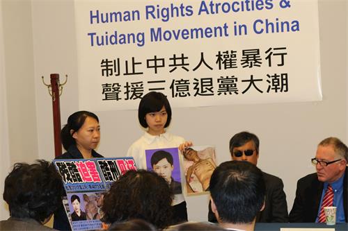 '图2:徐鑫洋在研讨会中展示了父亲遭迫害前后的对比照片。'