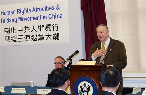 '图6:美国众议院资深议员达纳·罗拉巴克(Dana Rohrabacher)在研讨会上发言。'