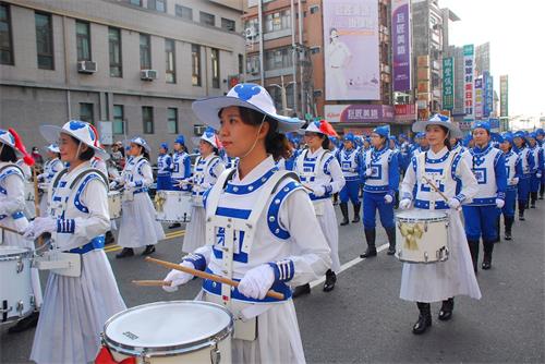 '图1~5:参加国际管乐节踩街活动的天国乐团。'