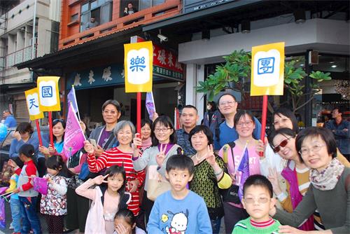 '图6~8:喜爱天国乐团的热情民众。'