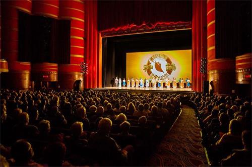 '图3:二零一七年十二月二十日晚,神韵艺术团在堪萨斯城音乐厅(Kansas City Music Hall)上演2018巡演季的首场演出。'