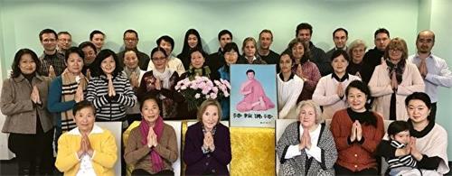 '图1:法兰克福和周边城市的法轮功学员恭祝师尊新年好。'