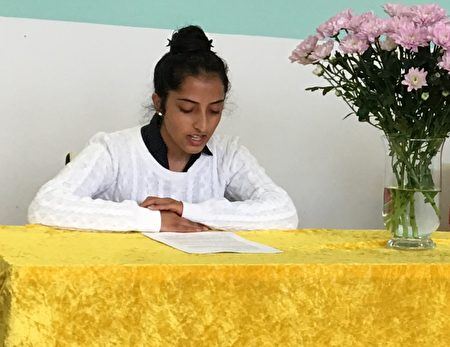 '图2:法轮功学员吉拉在交流自己的修炼体会'