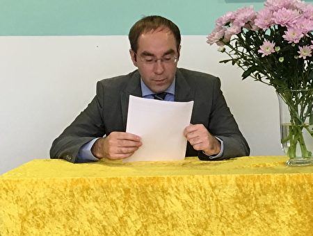 '图3:法轮功学员克赫斯多夫在炼功点交流自己的修炼体会'