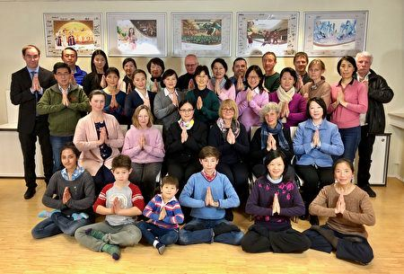 '图5:法兰克福法轮功学员们恭祝师尊新年好'