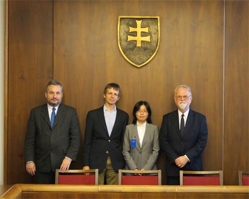 '图1：（从左至右）斯洛伐克国会议员Ondrej Dostal、斯洛伐克法轮大法学会代表Marek Tatarko、追<span